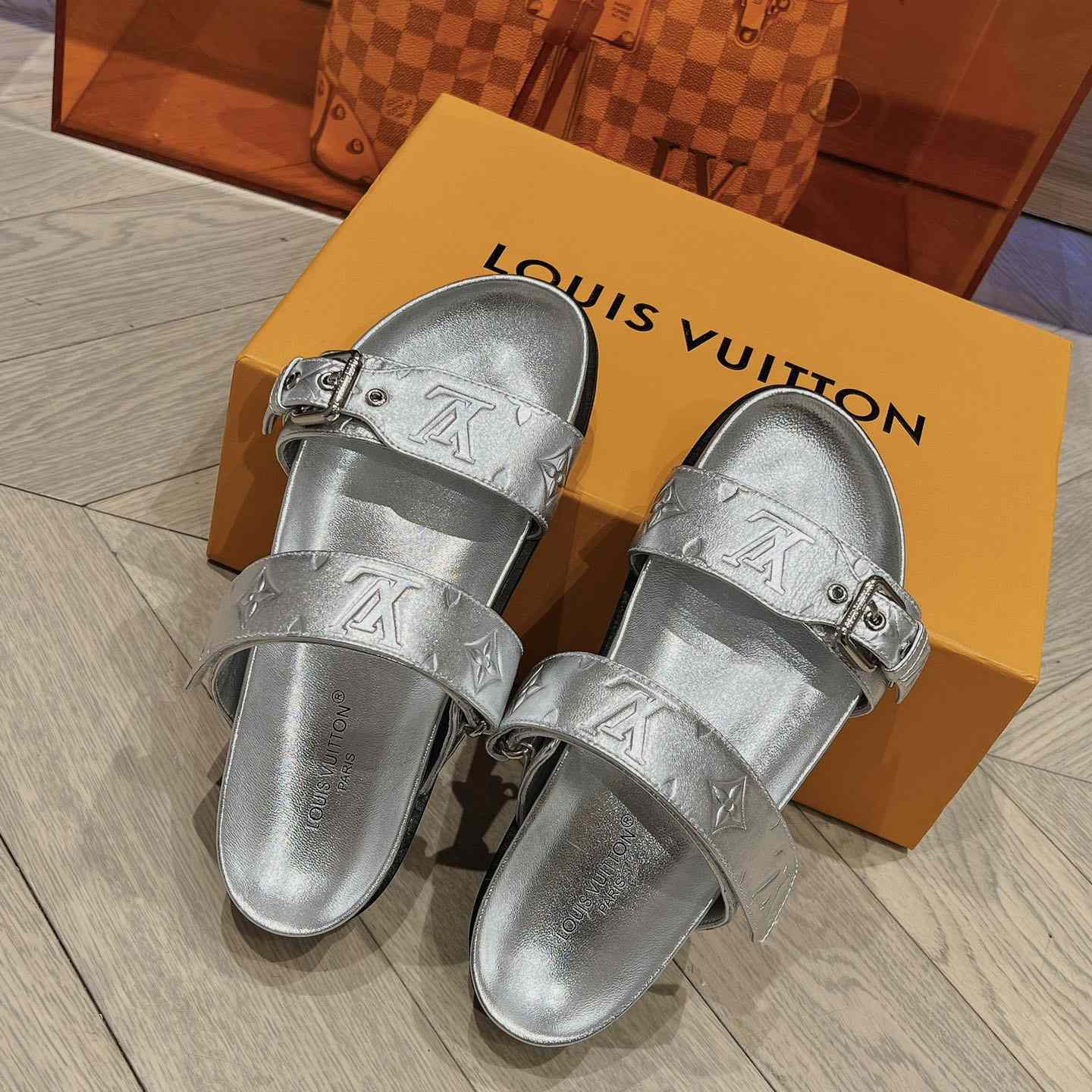 Louis Vuitton Bom Dia Flat Comfort Mules     1AB3OG - DesignerGu