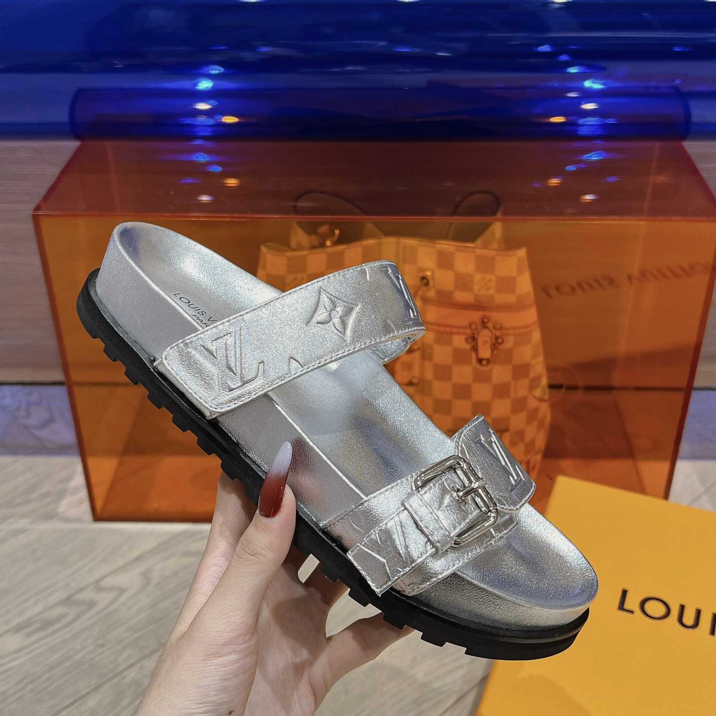 Louis Vuitton Bom Dia Flat Comfort Mules     1AB3OG - DesignerGu