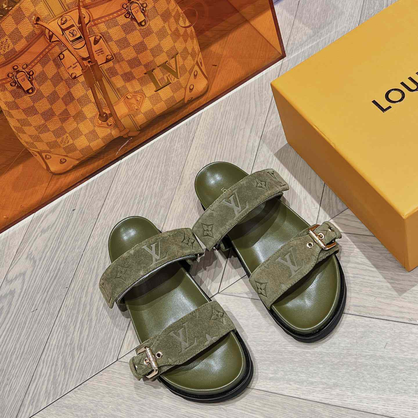 Louis Vuitton Bom Dia Flat Comfort Mule    1ABOYY - DesignerGu