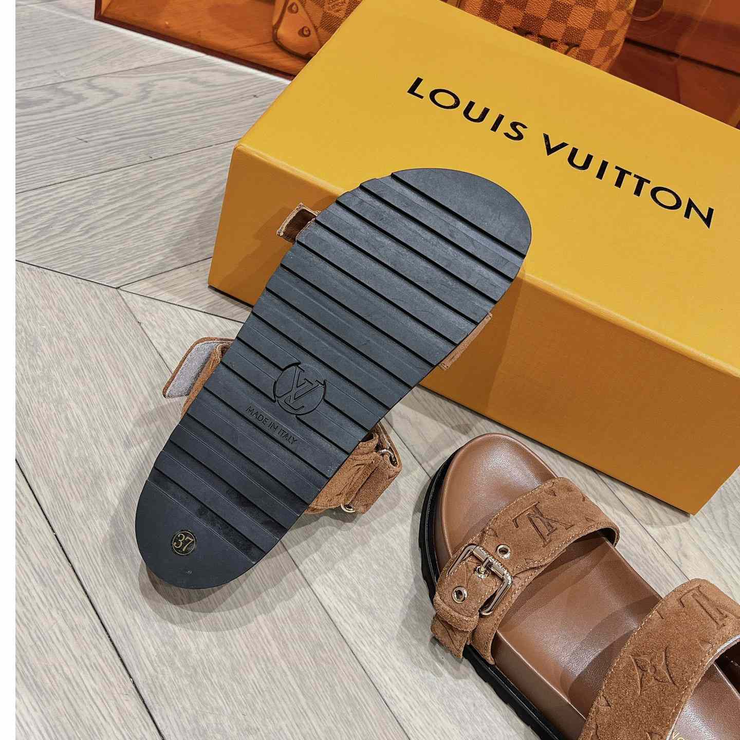 Louis Vuitton Bom Dia Flat Comfort Mule    1ABOY4 - DesignerGu