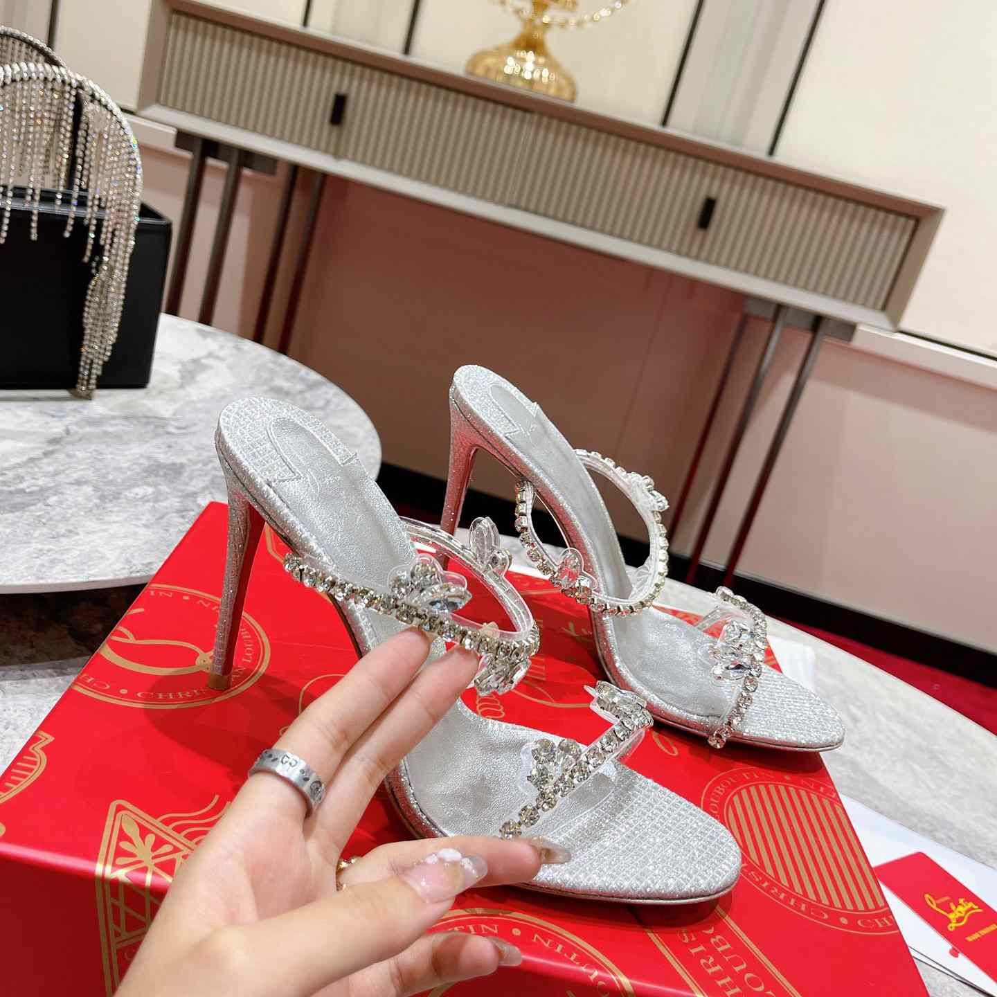 Christian Louboutin Just Queen - DesignerGu