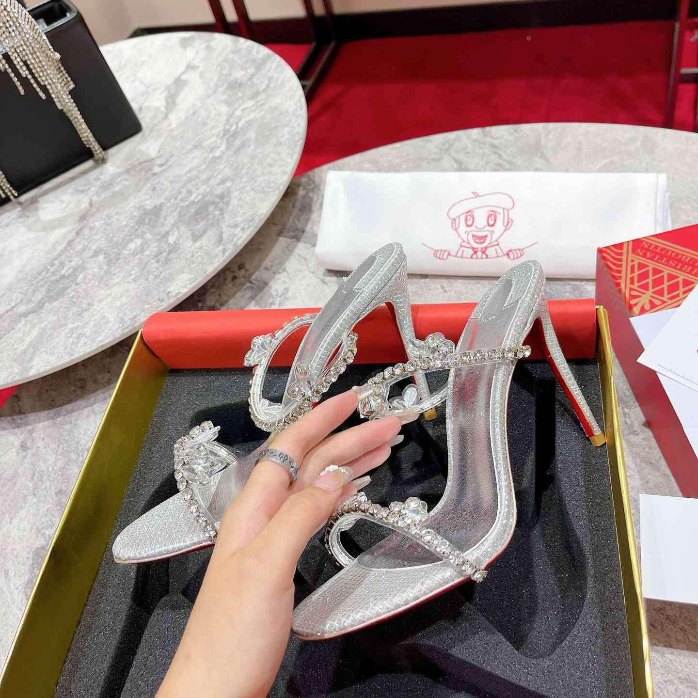 Christian Louboutin Just Queen - DesignerGu