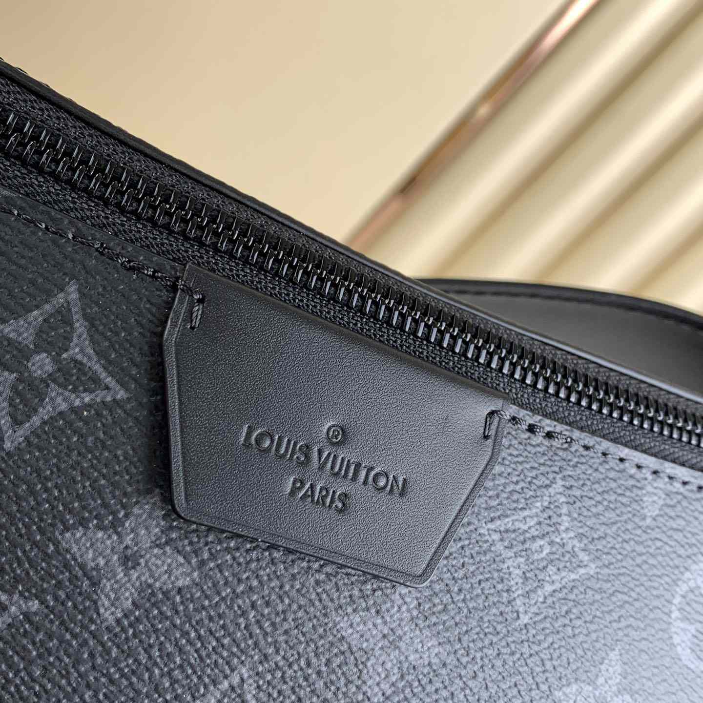 Louis Vuitton LV Moon Crossbody (24.5 x 16 x4.5cm)  M23835 - DesignerGu