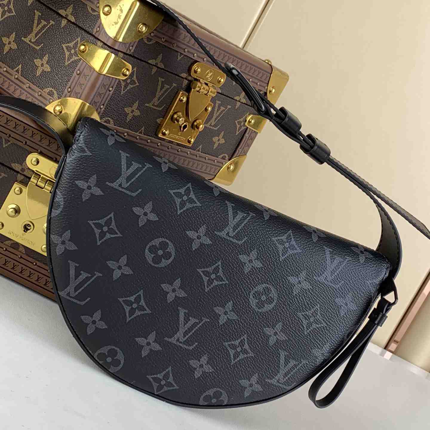 Louis Vuitton LV Moon Crossbody (24.5 x 16 x4.5cm)  M23835 - DesignerGu