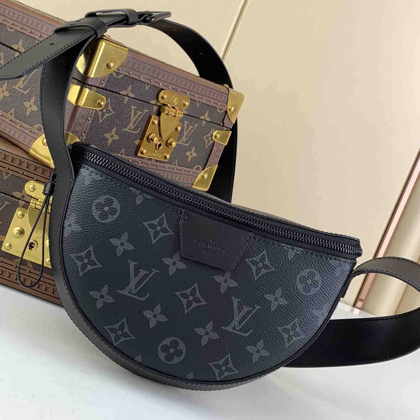 Louis Vuitton LV Moon Crossbody (24.5 x 16 x4.5cm)  M23835 - DesignerGu