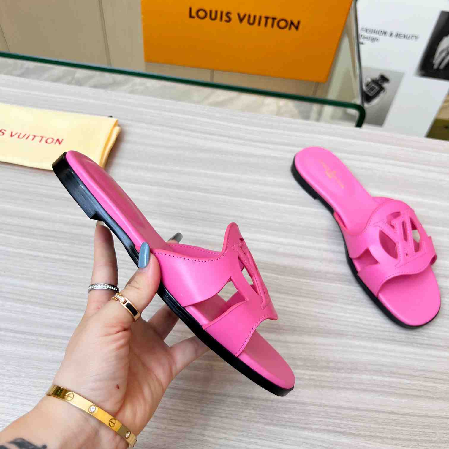 Louis Vuitton LV Isola Flat Mule   1ABP3Y - DesignerGu