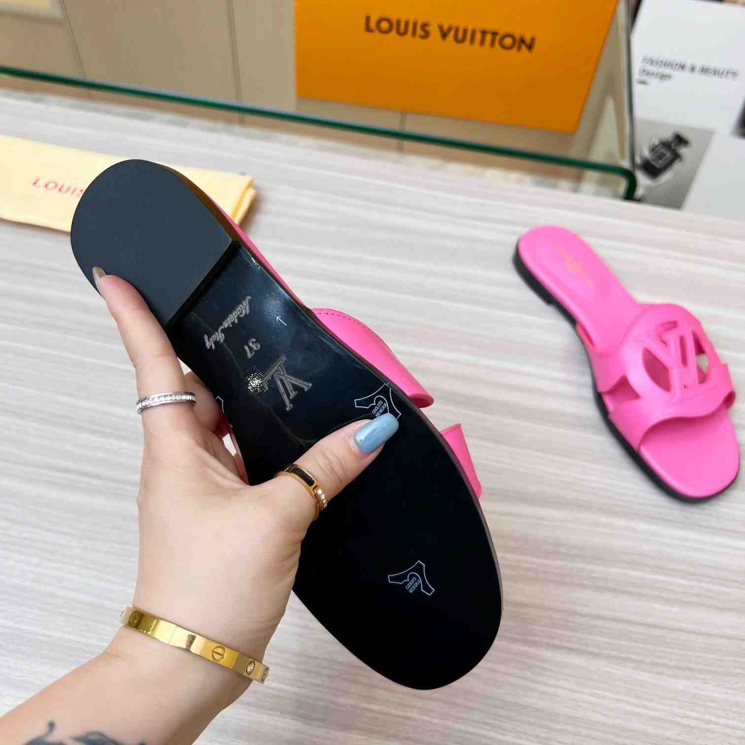 Louis Vuitton LV Isola Flat Mule   1ABP3Y - DesignerGu