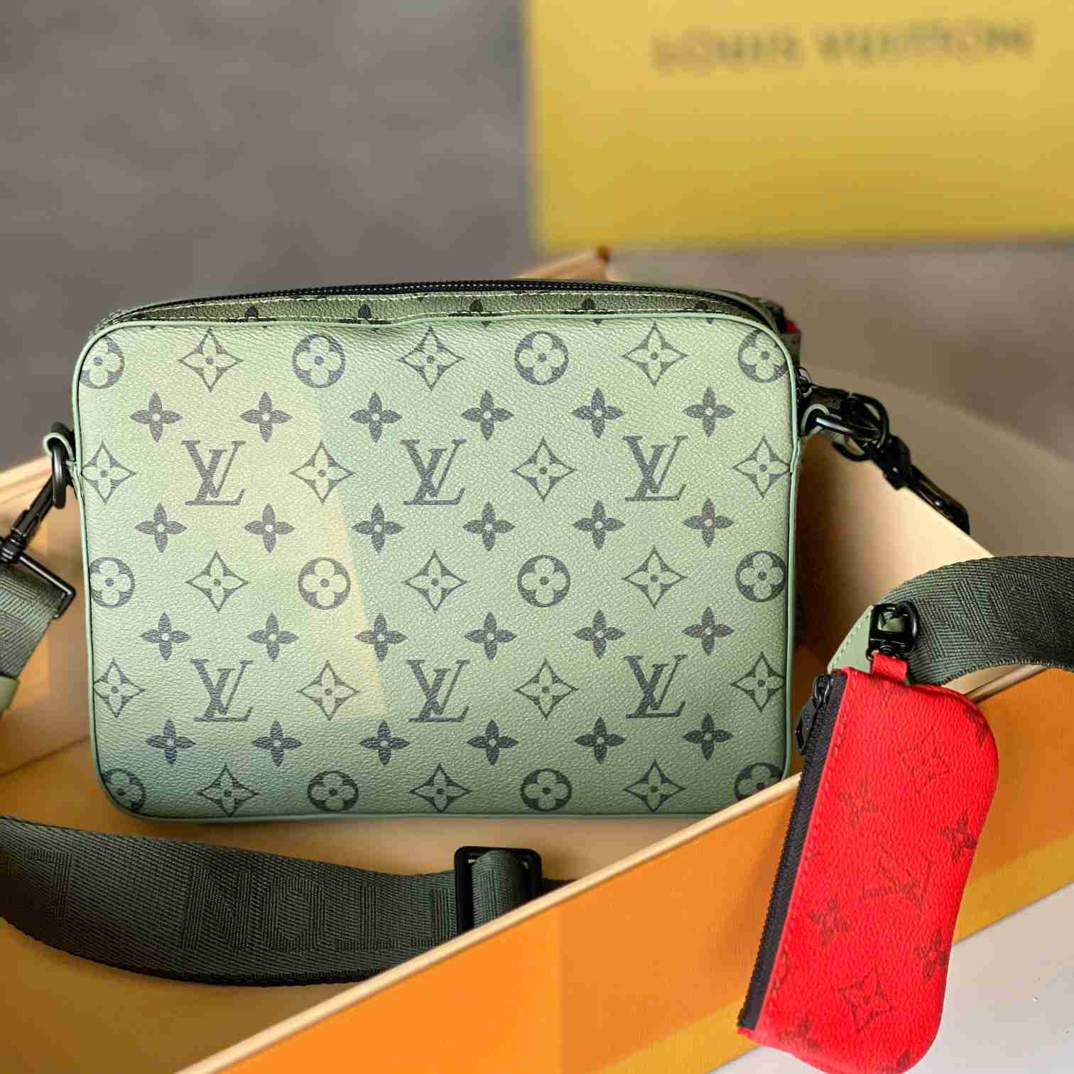 Louis Vuitton Trio Messenger   M23783 - DesignerGu