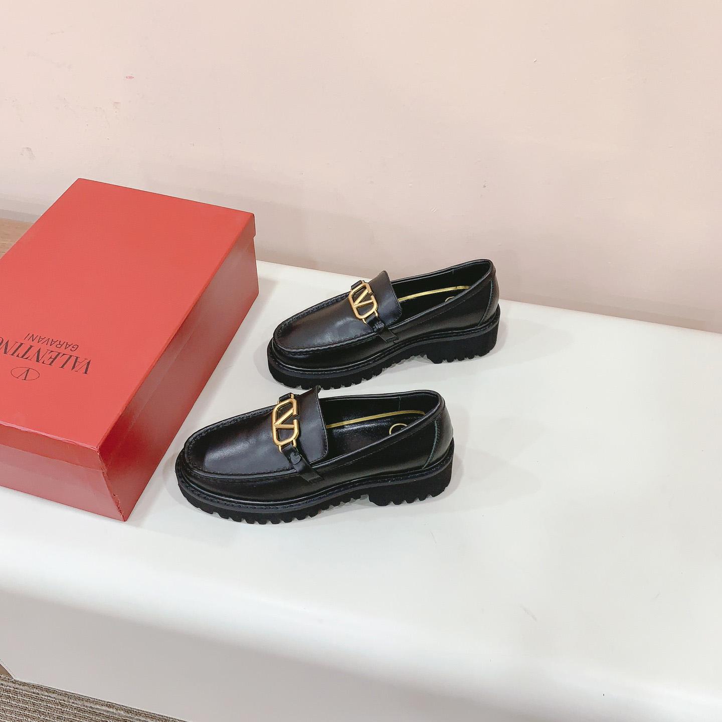 Valenti Garavani Vlogo Leather Loafer - DesignerGu