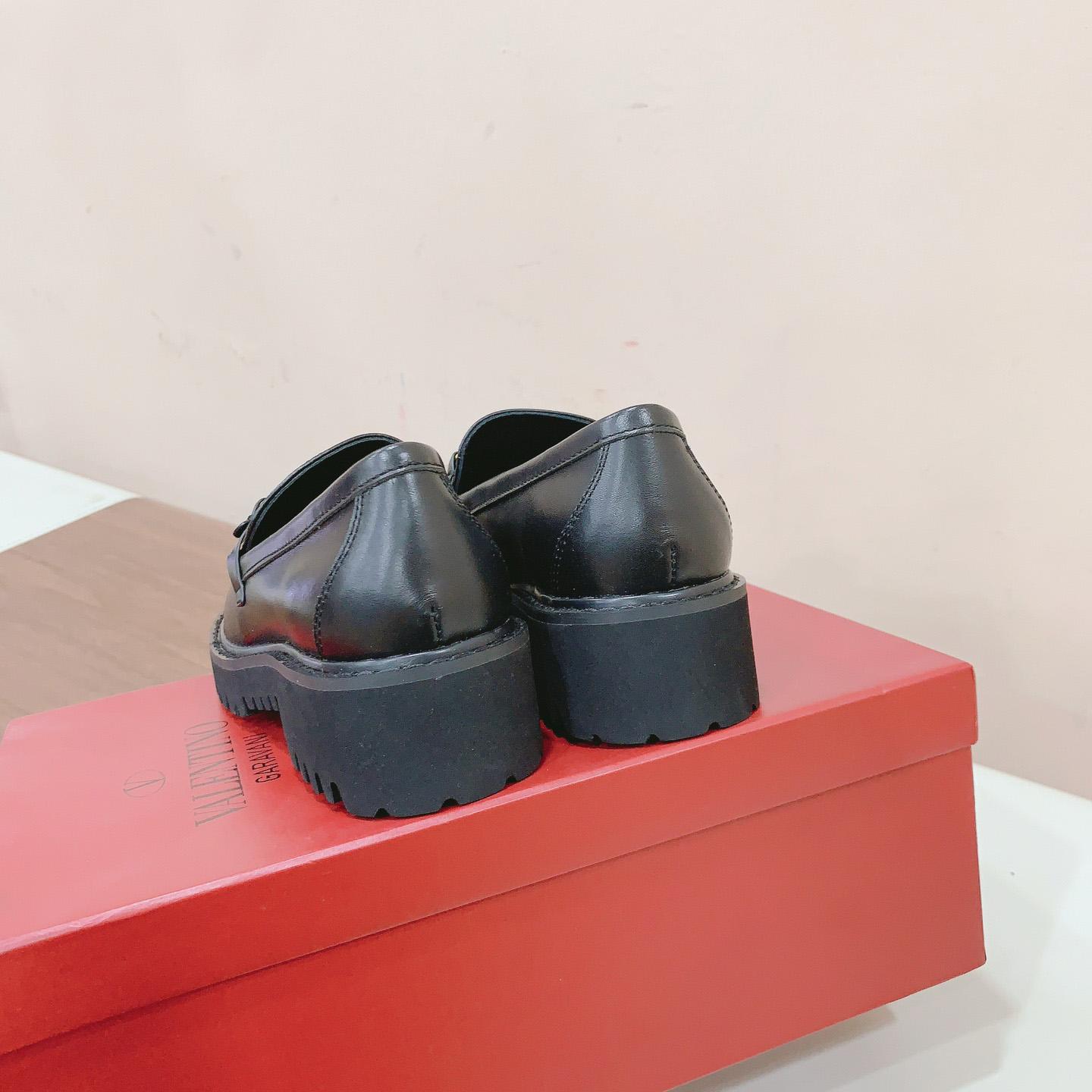 Valenti Garavani Vlogo Leather Loafer - DesignerGu