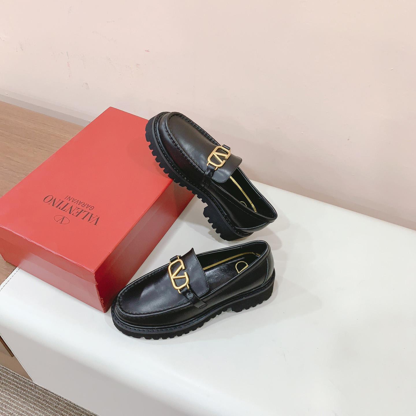 Valenti Garavani Vlogo Leather Loafer - DesignerGu