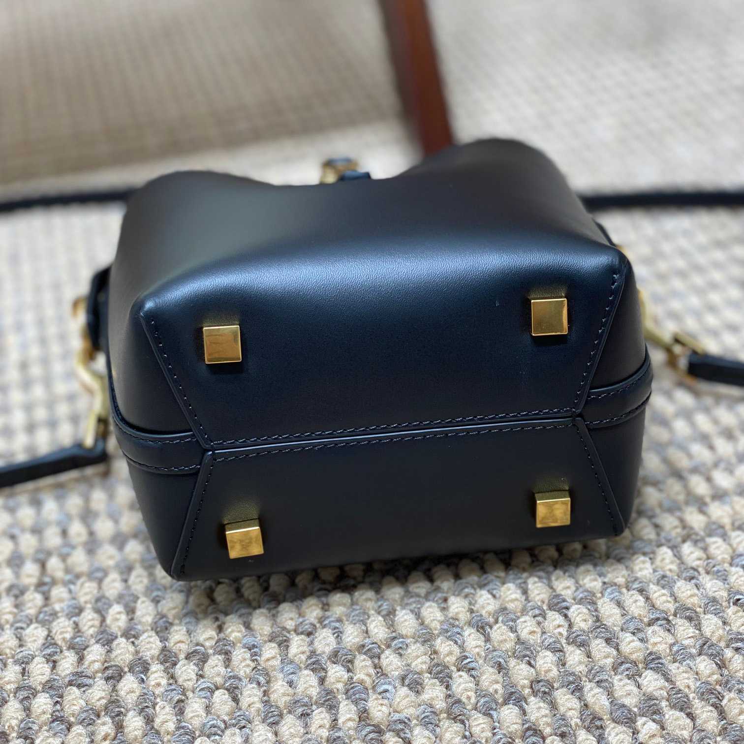 Saint Laurent Le 37 Mini In Shiny Leather - DesignerGu