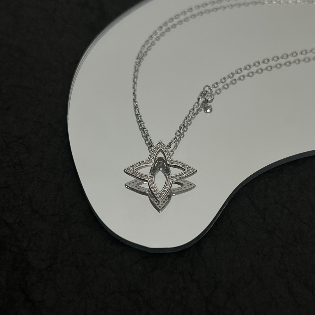 Louis Vuitton Blossom Pendant - DesignerGu