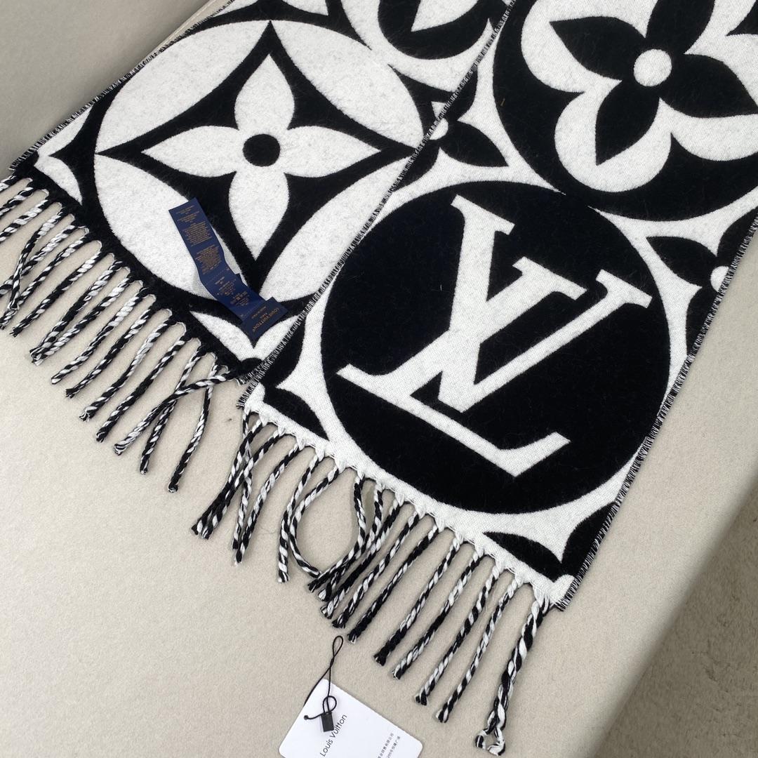 Louis Vuitton LV Medallion Scarf - DesignerGu