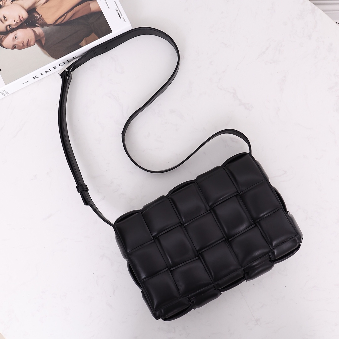 Bottega Veneta Padded Cassette Bag(26*18*8CM) - DesignerGu