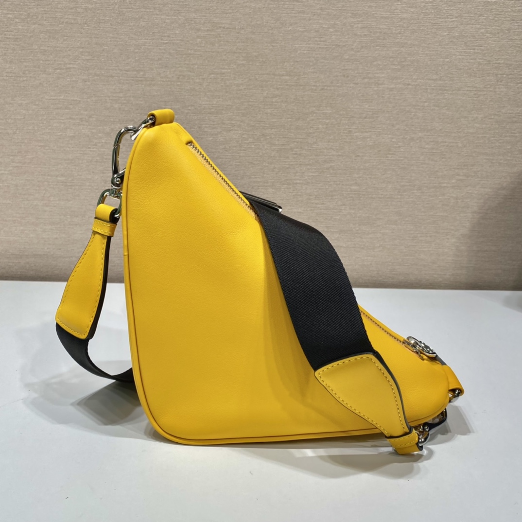 Prada Triangle Bag (26-14-12cm) - DesignerGu