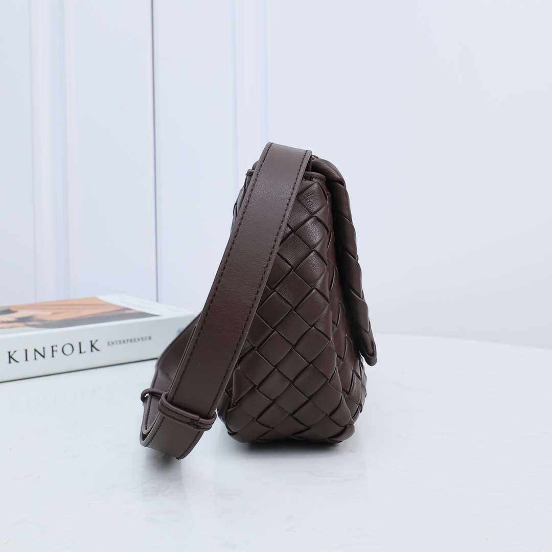 Bottega Veneta Small Cobble Messenger - DesignerGu