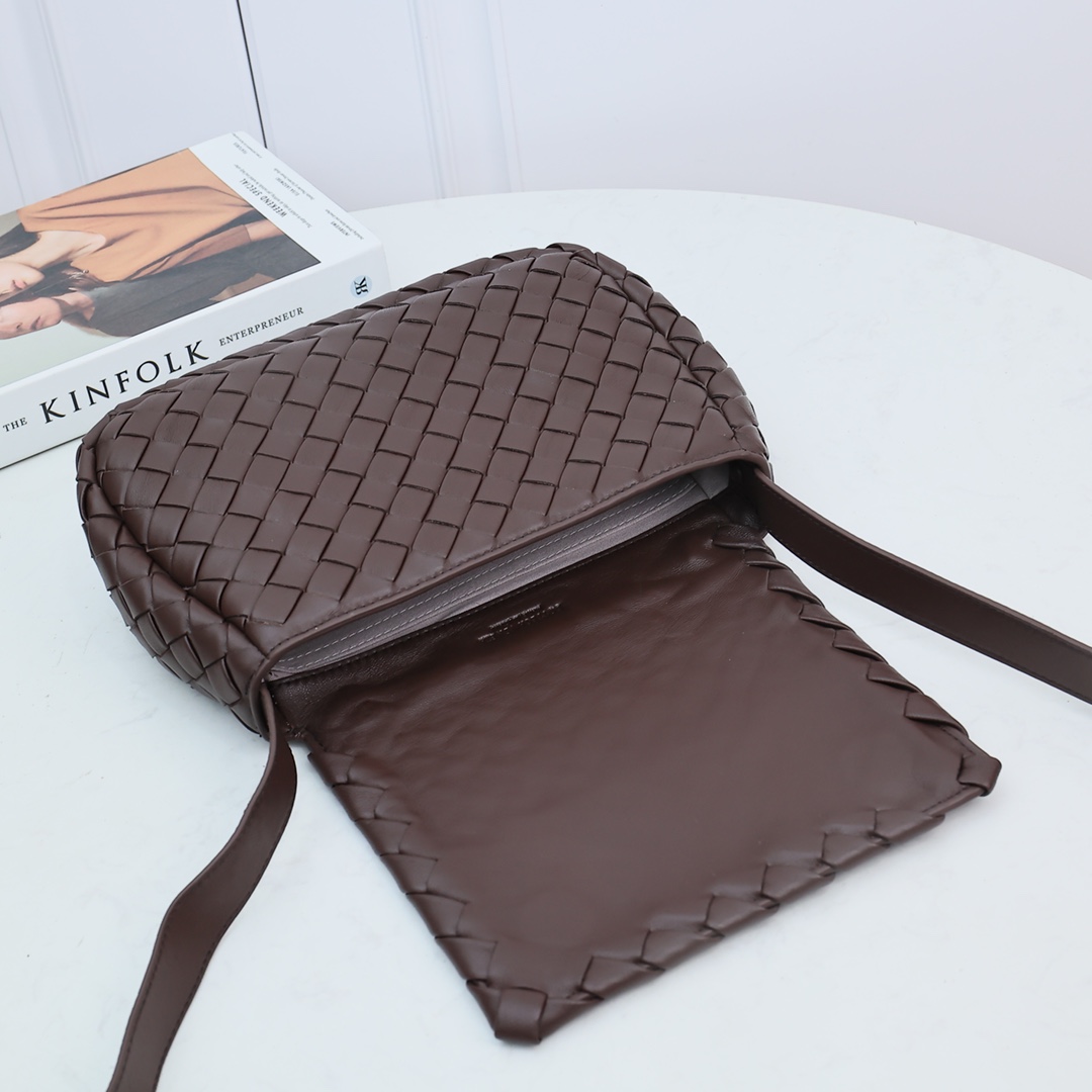 Bottega Veneta Small Cobble Messenger - DesignerGu