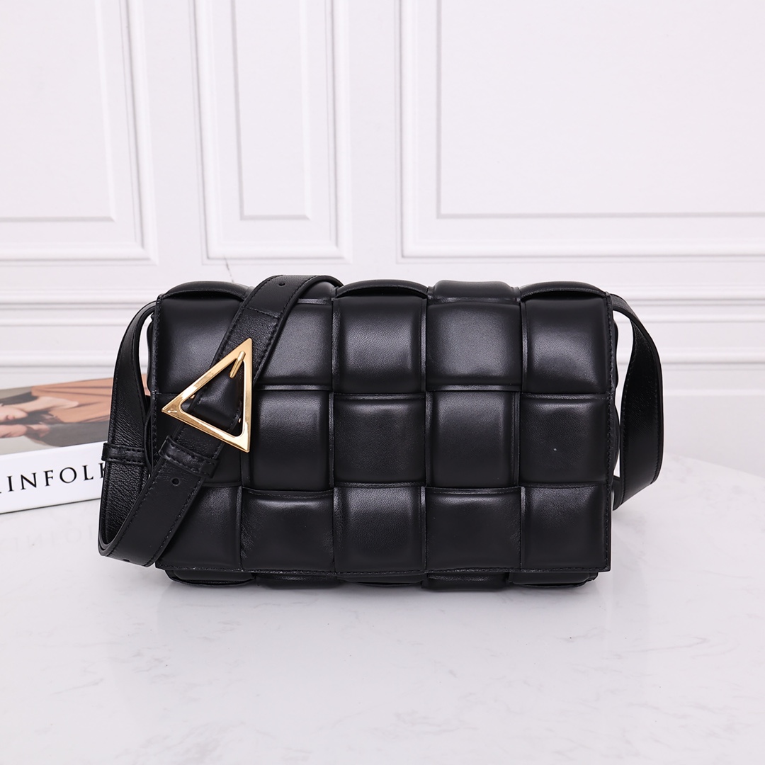 Bottega Veneta Padded Cassette Bag(26*18*8CM) - DesignerGu