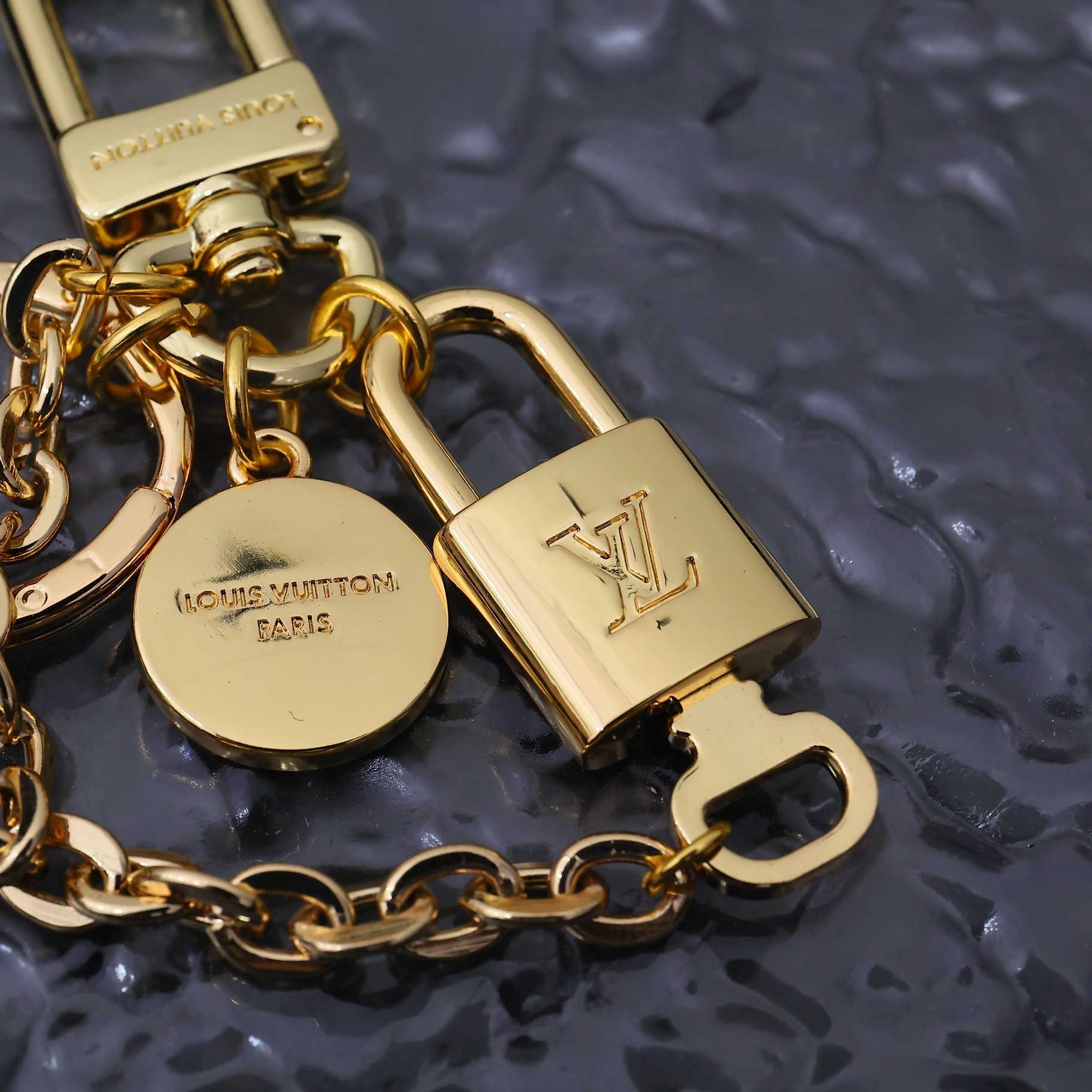 Louis Vuitton Cadenas Key Holder   M01425 - DesignerGu