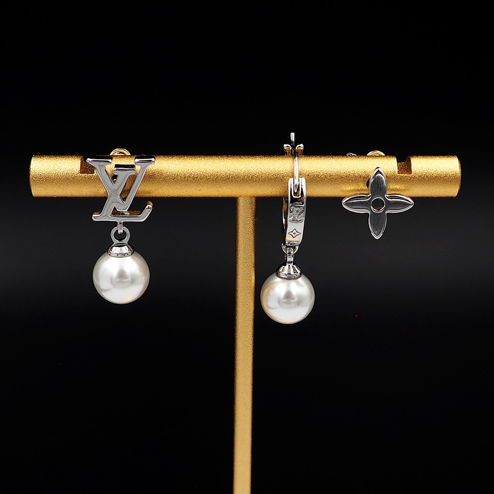 Louis Vuitton Monogram Pearls Earrings - DesignerGu