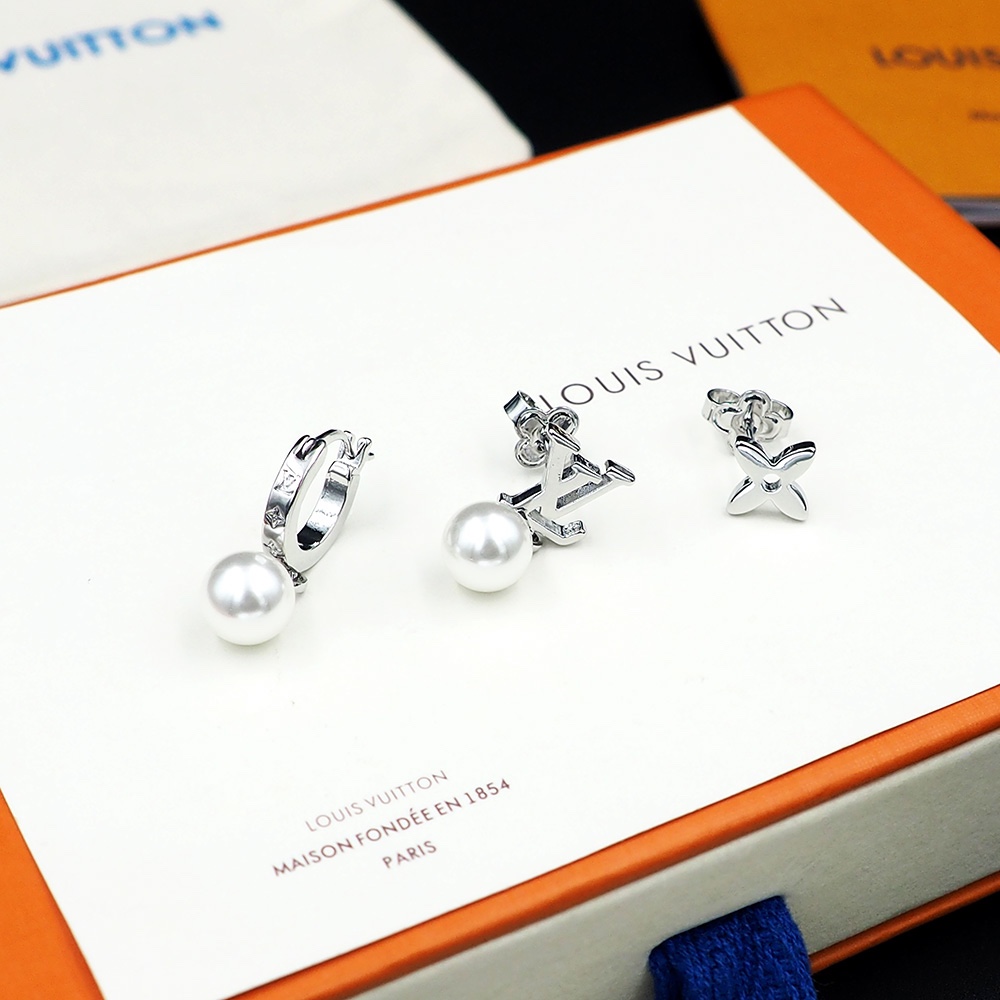 Louis Vuitton Monogram Pearls Earrings - DesignerGu