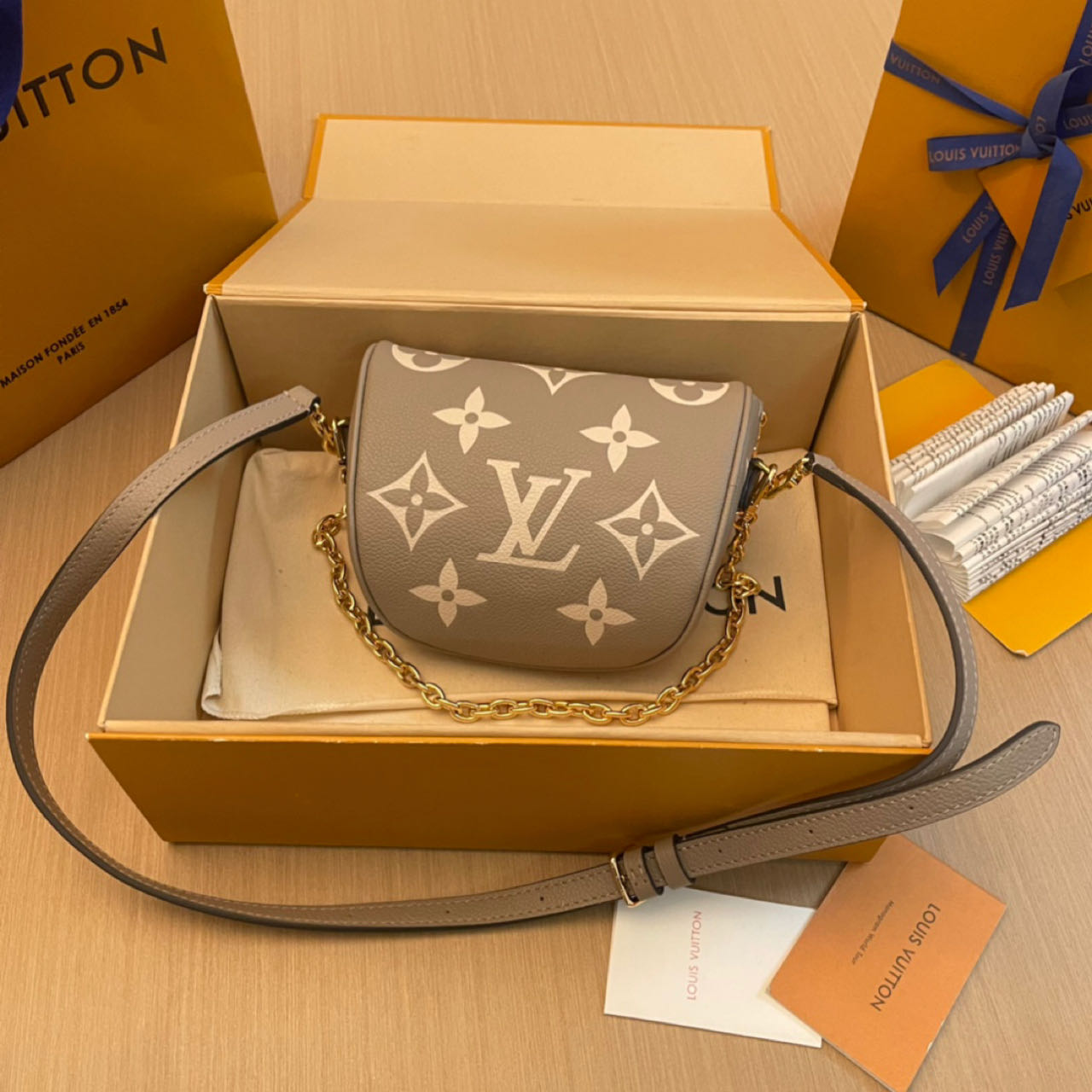 Louis Vuitton Mini Bumbag   M83219 - DesignerGu