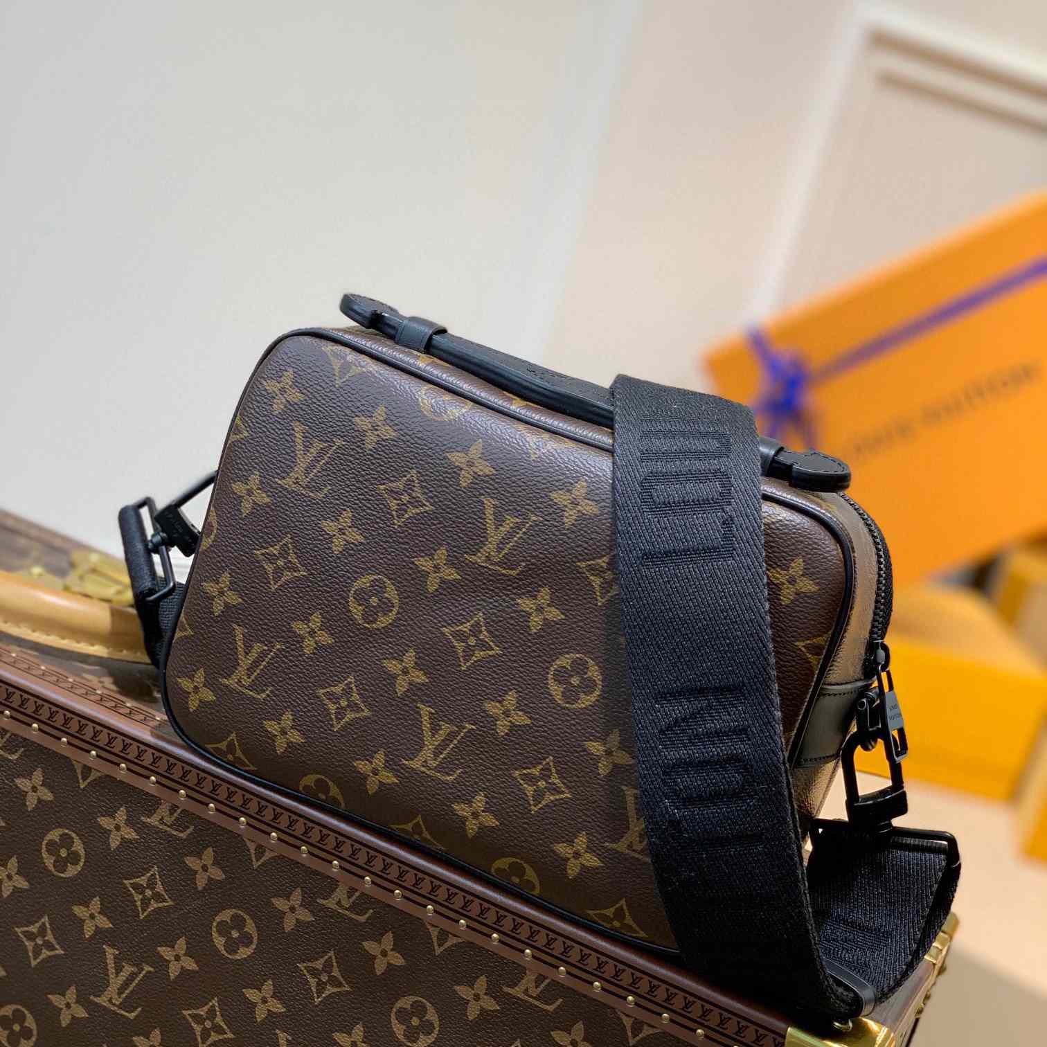 Louis Vuitton S Lock Messenger    M45806 - DesignerGu