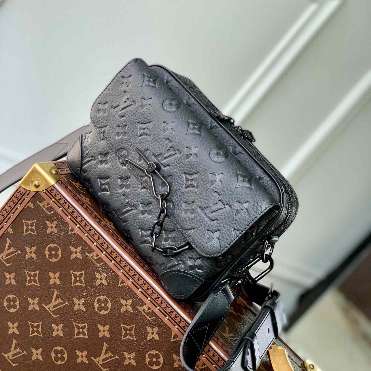 Louis Vuitton Steamer Messenger       M23742 - DesignerGu