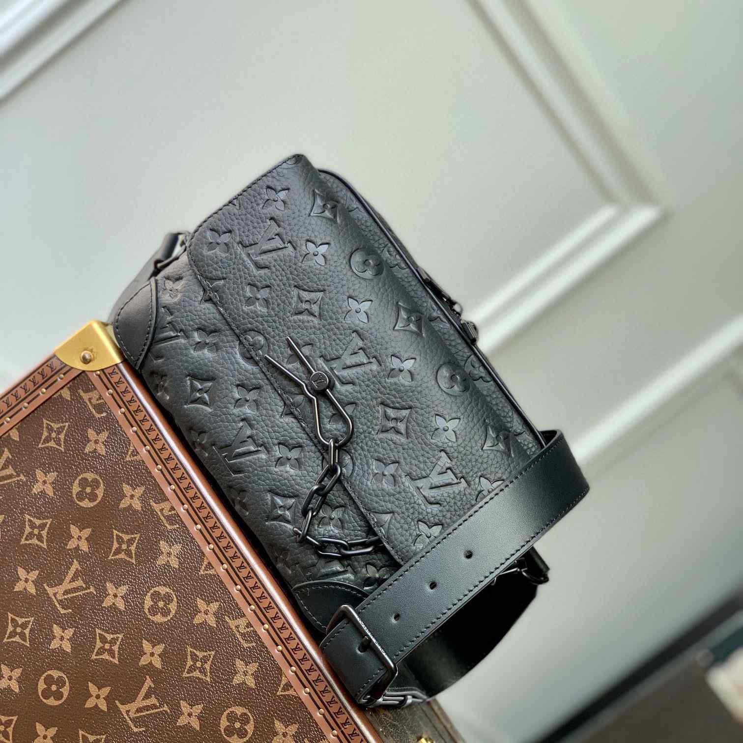 Louis Vuitton Steamer Messenger       M23742 - DesignerGu