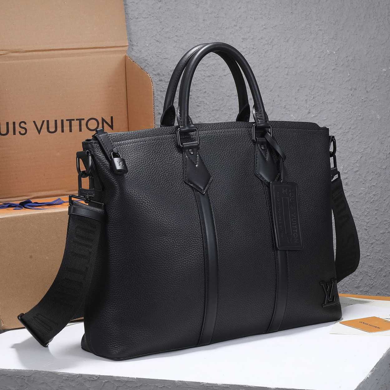 Louis Vuitton Lock It Tote   M59158 - DesignerGu