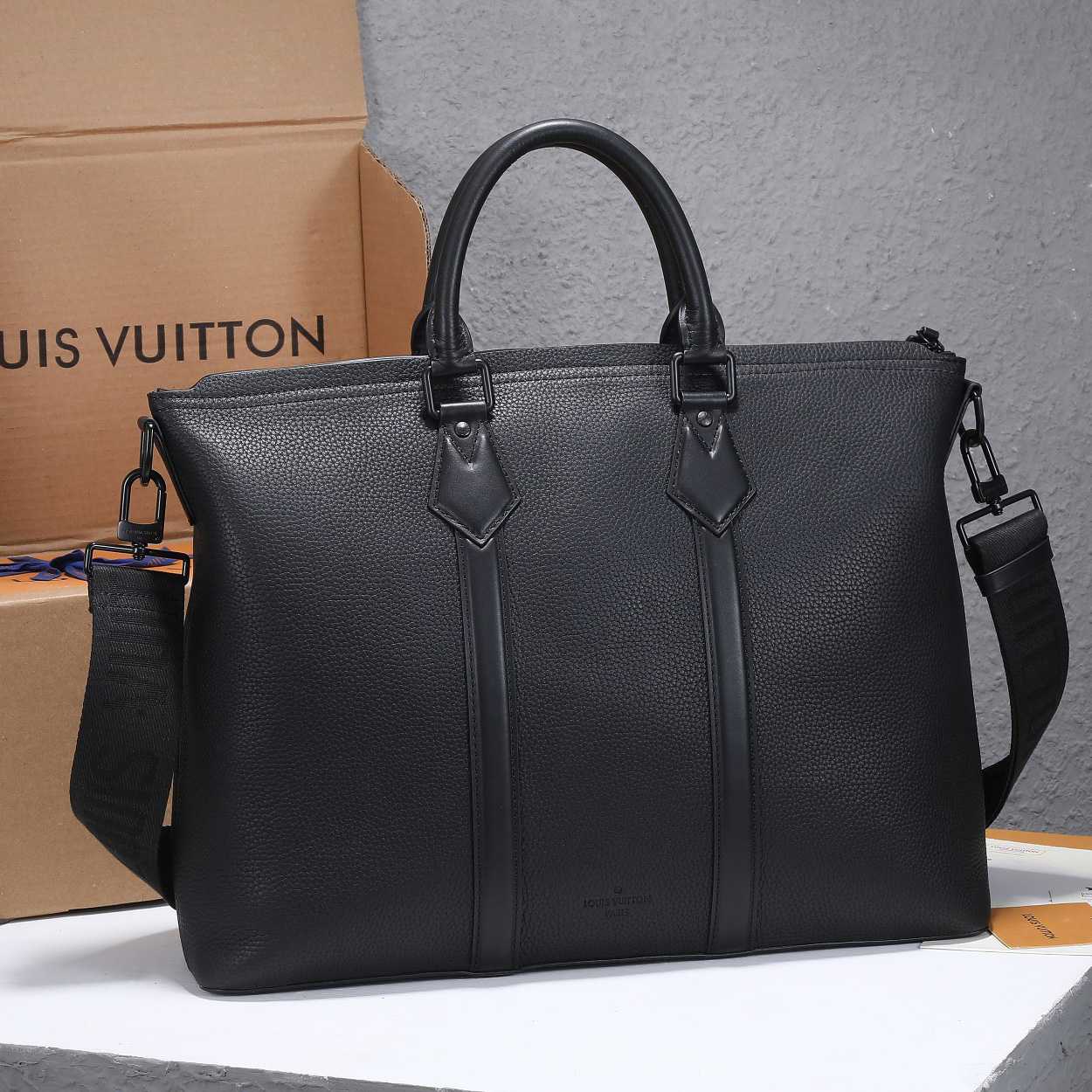 Louis Vuitton Lock It Tote   M59158 - DesignerGu