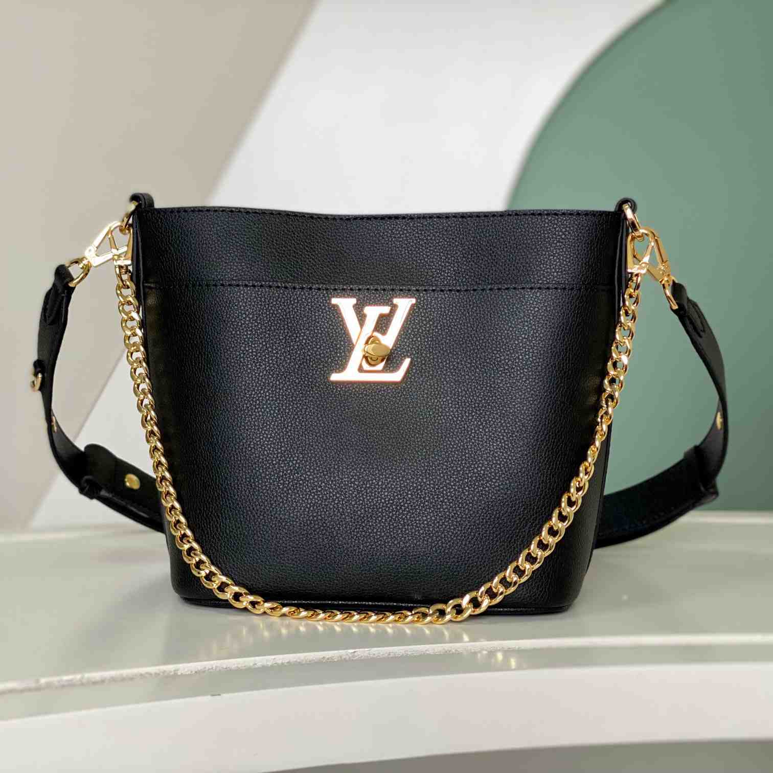 Louis Vuitton Lock and Walk    M24006 - DesignerGu