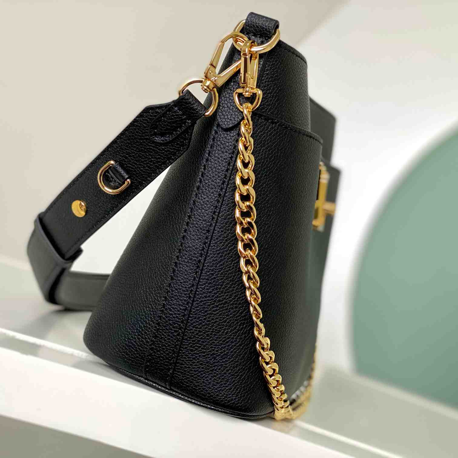 Louis Vuitton Lock and Walk    M24006 - DesignerGu