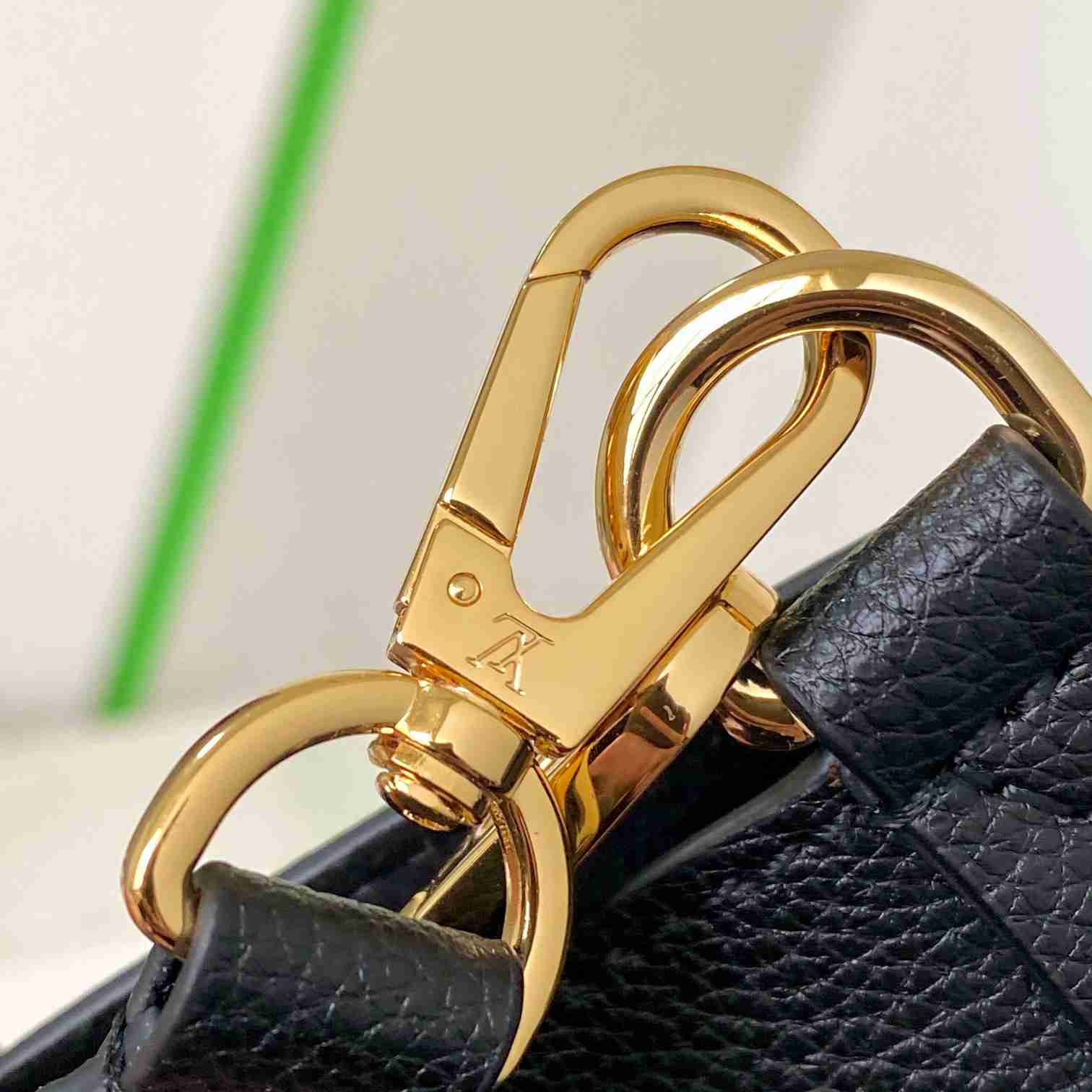 Louis Vuitton Lock and Walk    M24006 - DesignerGu