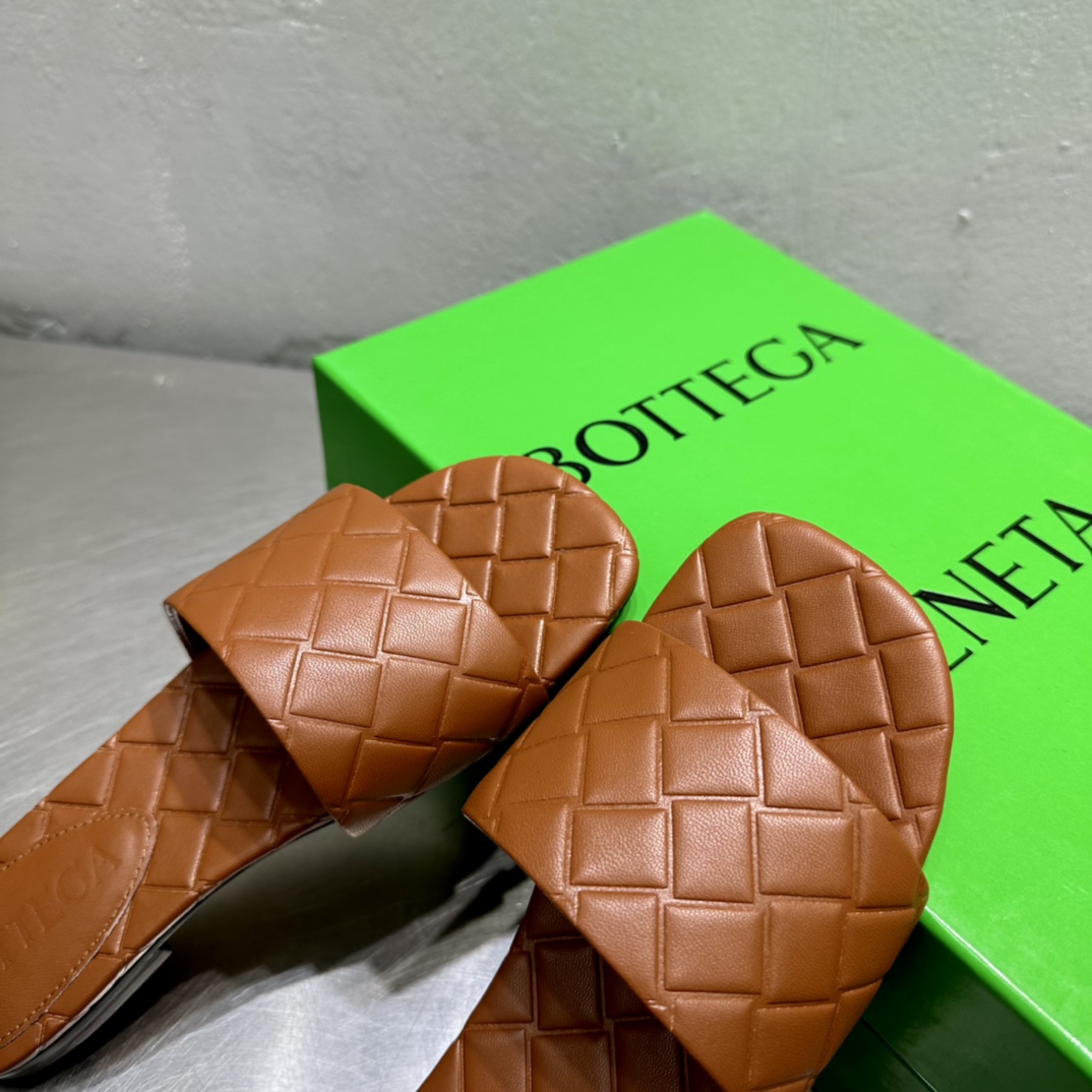 Bottega Veneta Amy Flat Mule - DesignerGu