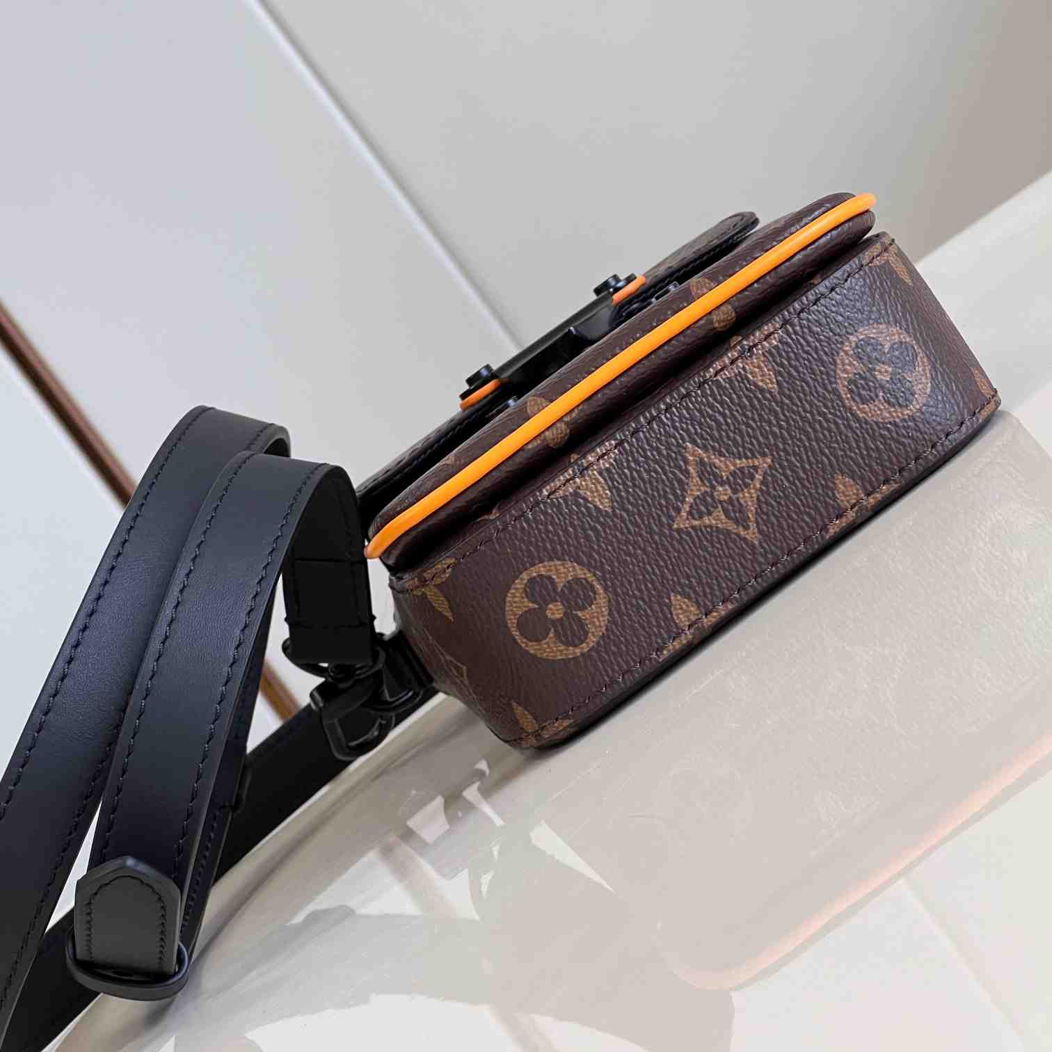 Louis Vuitton S-Lock Vertical Wearable Wallet    M82535 - DesignerGu