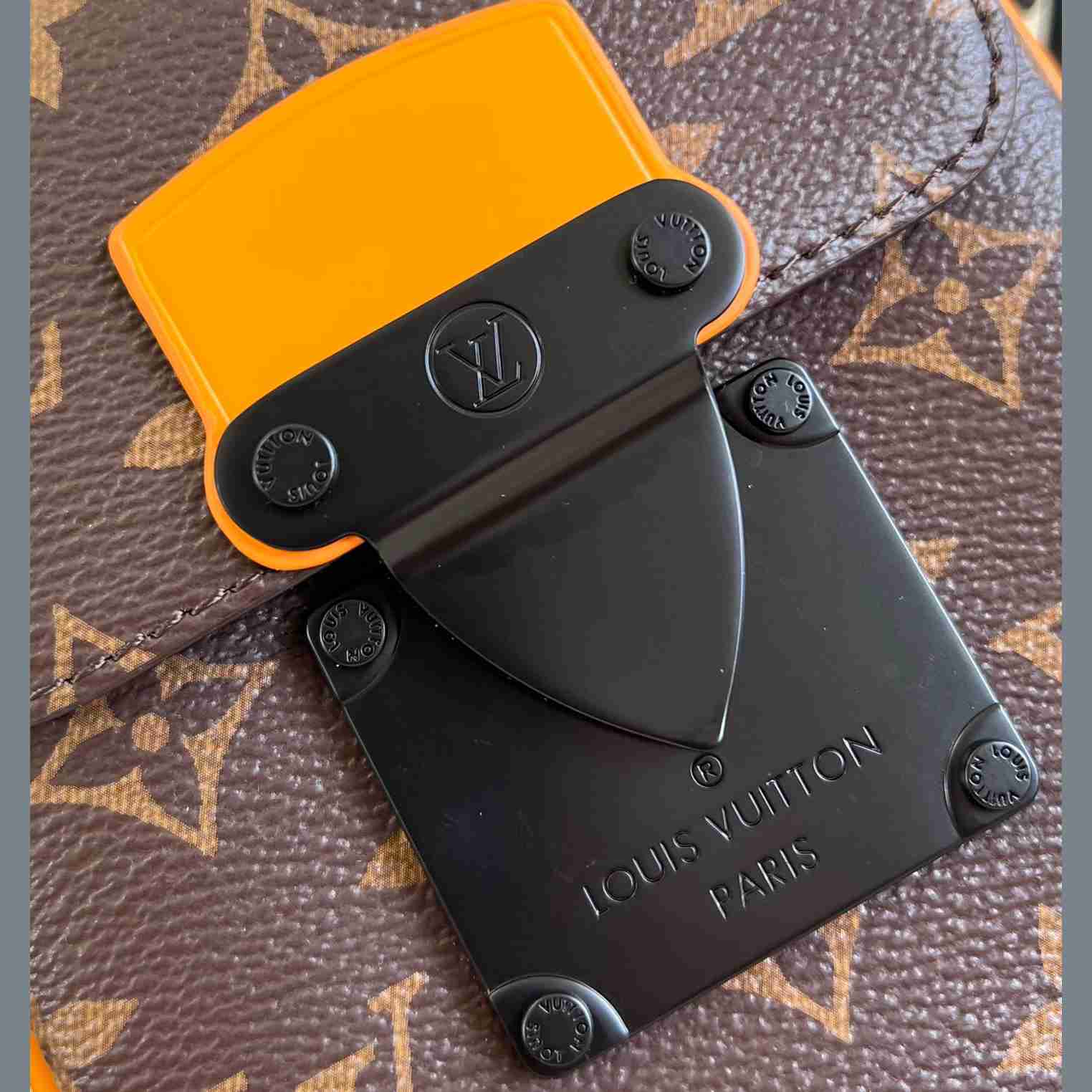 Louis Vuitton S-Lock Vertical Wearable Wallet    M82535 - DesignerGu