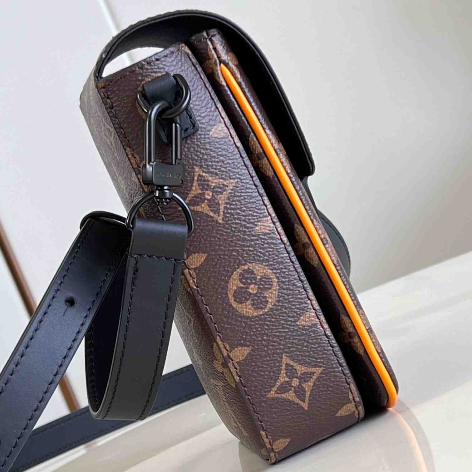 Louis Vuitton S-Lock Vertical Wearable Wallet    M82535 - DesignerGu