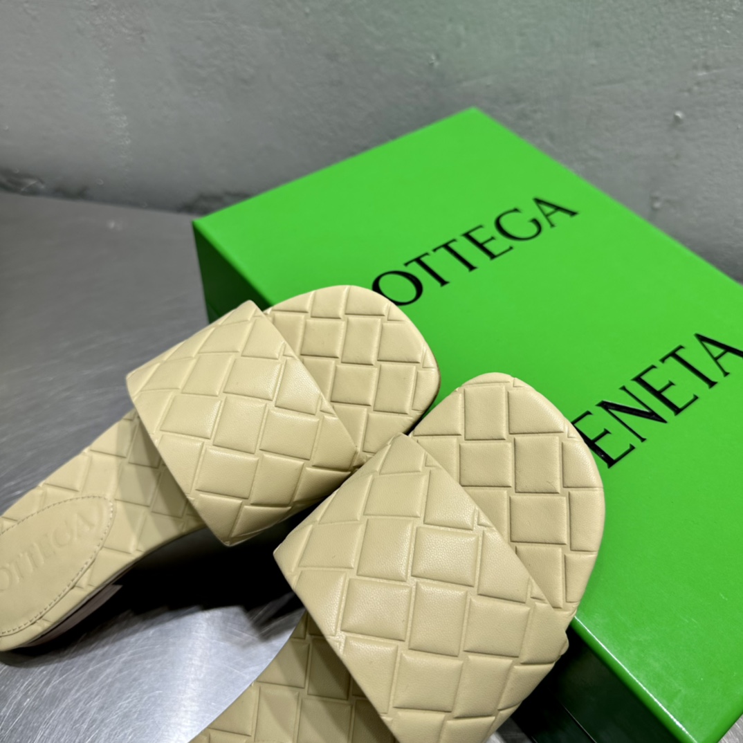 Bottega Veneta Amy Flat Mule - DesignerGu