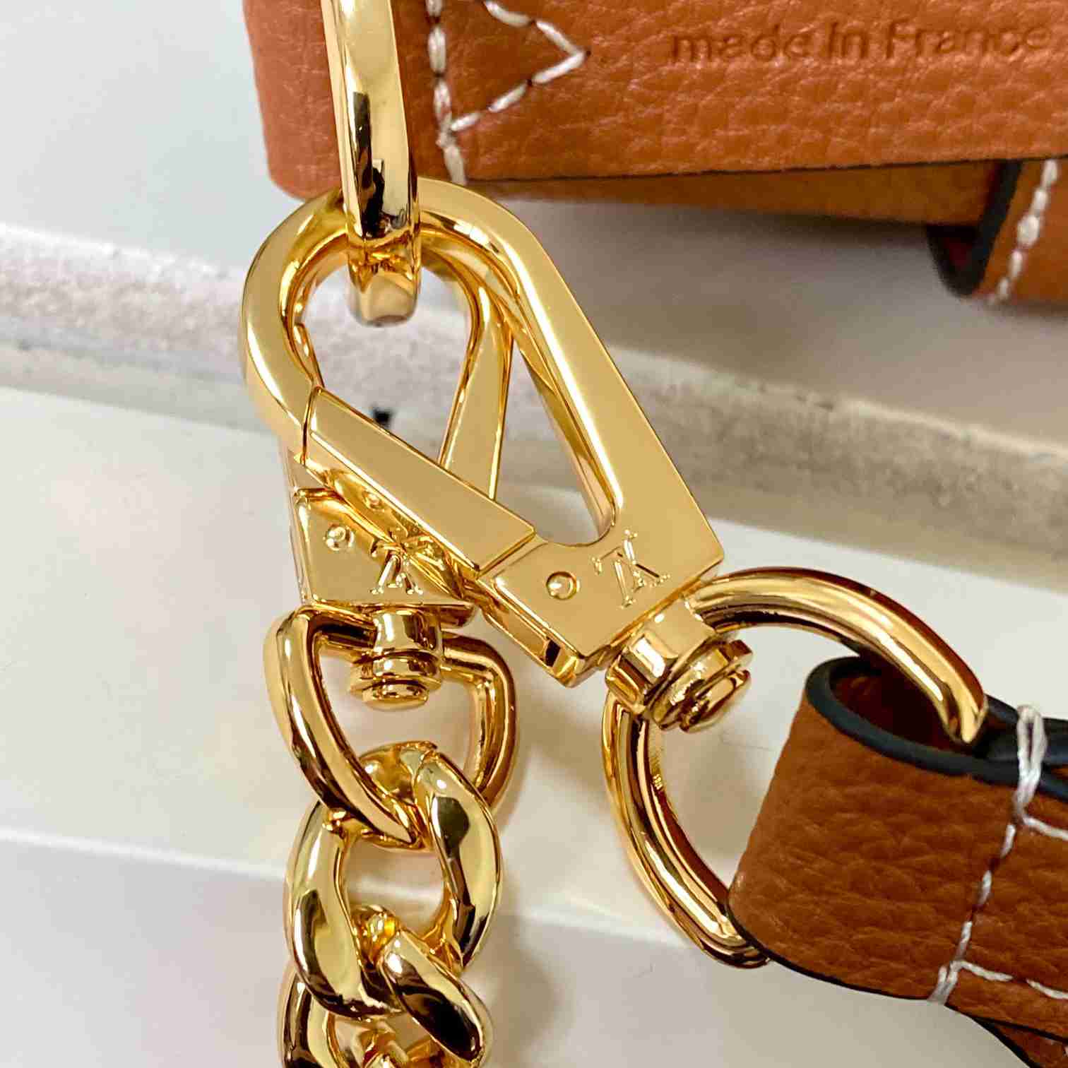 Louis Vuitton Lock and Walk    M24165 - DesignerGu