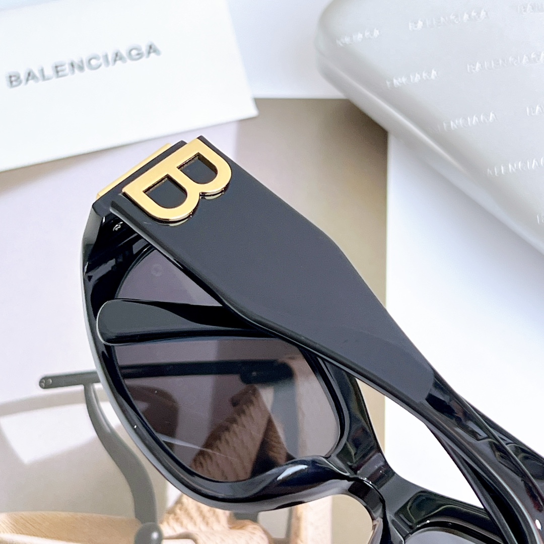 Balenciaga Bossy Round AF Sunglasses In Black - DesignerGu