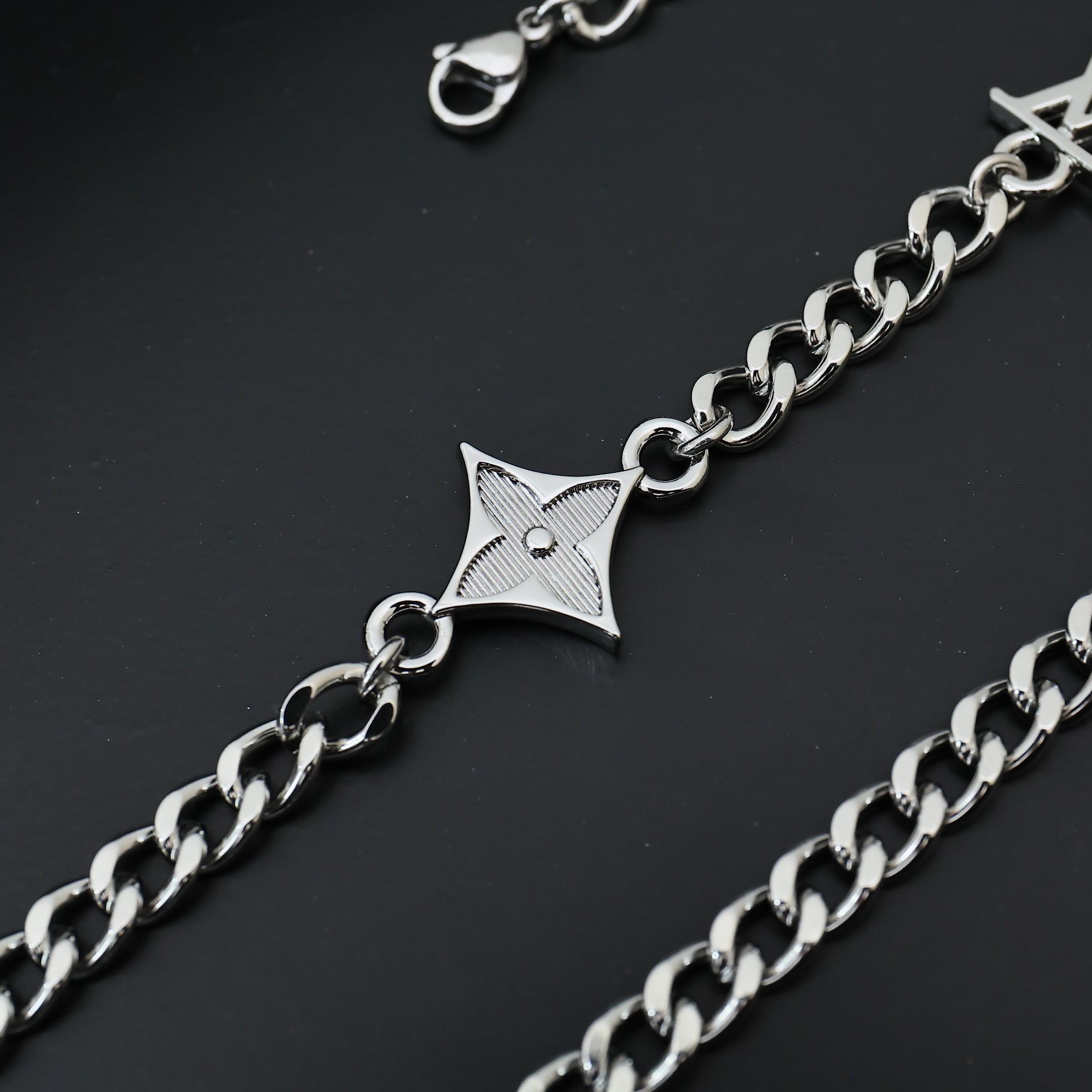 Louis Vuitton MNG Row Necklace   M01490 - DesignerGu