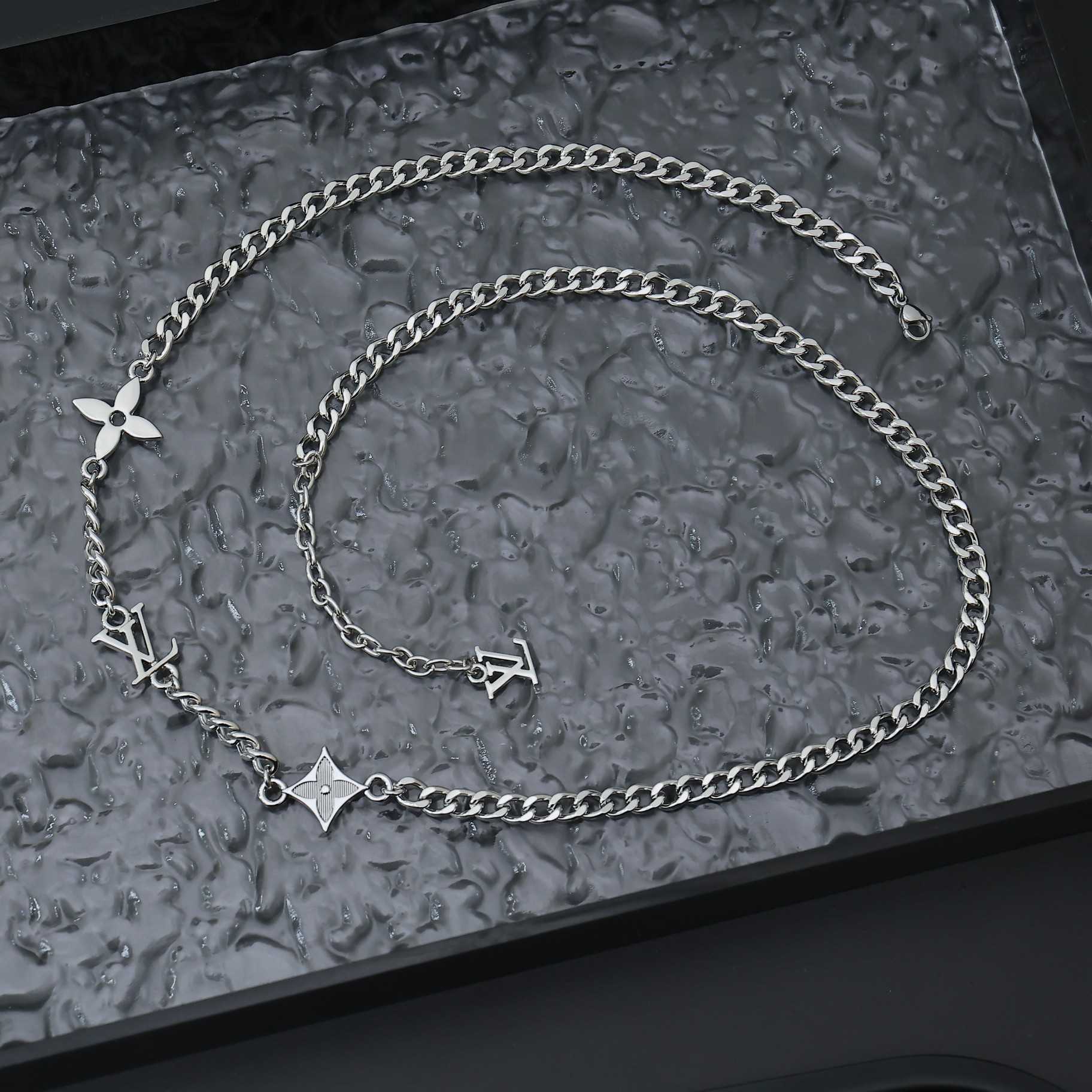 Louis Vuitton MNG Row Necklace   M01490 - DesignerGu