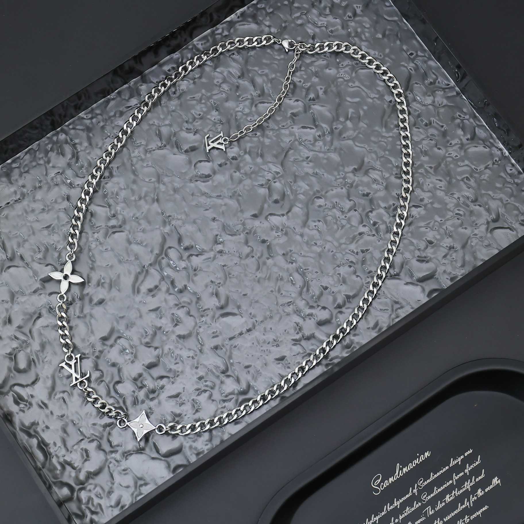 Louis Vuitton MNG Row Necklace   M01490 - DesignerGu