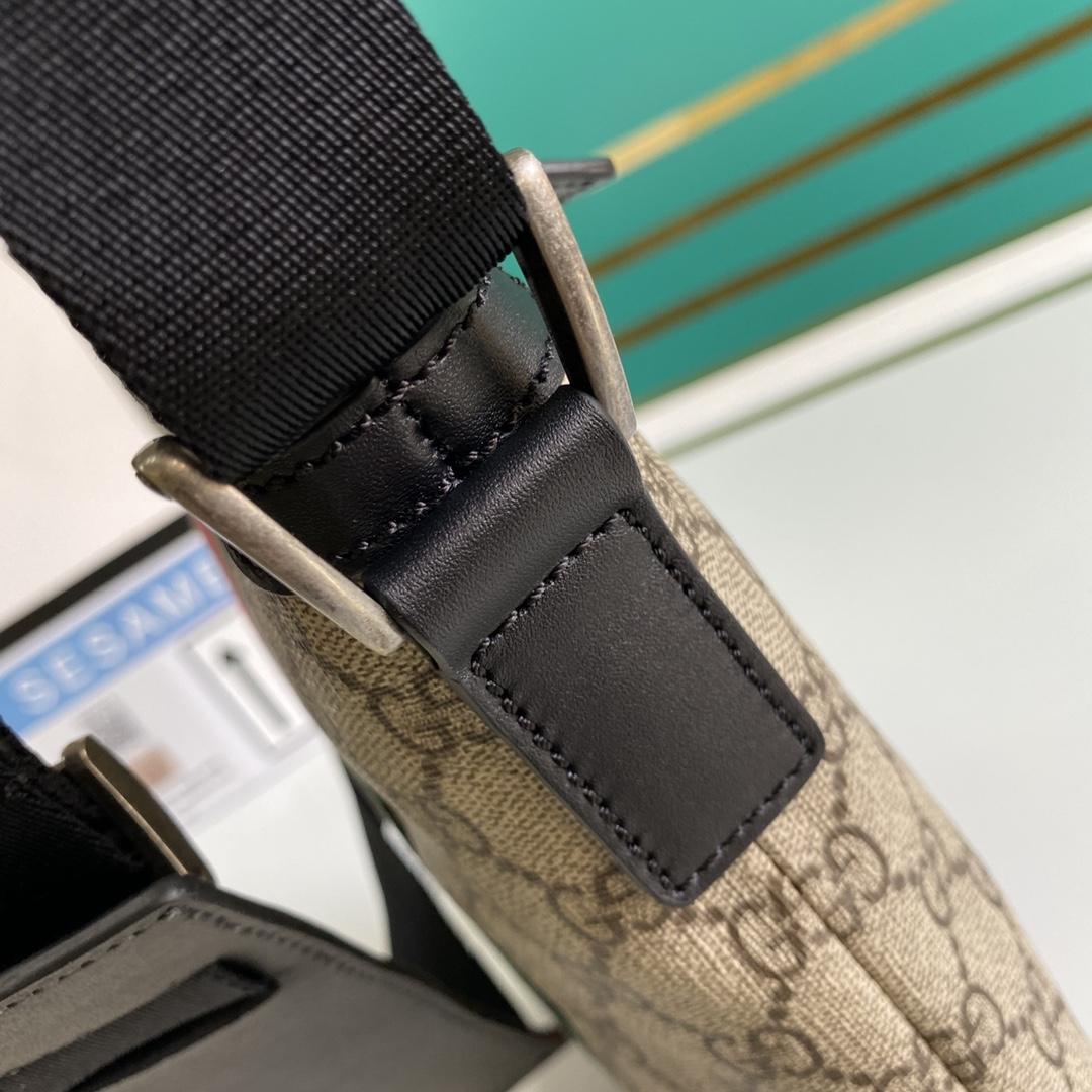 Gucci Web GG Supreme Flat Messenger  - DesignerGu