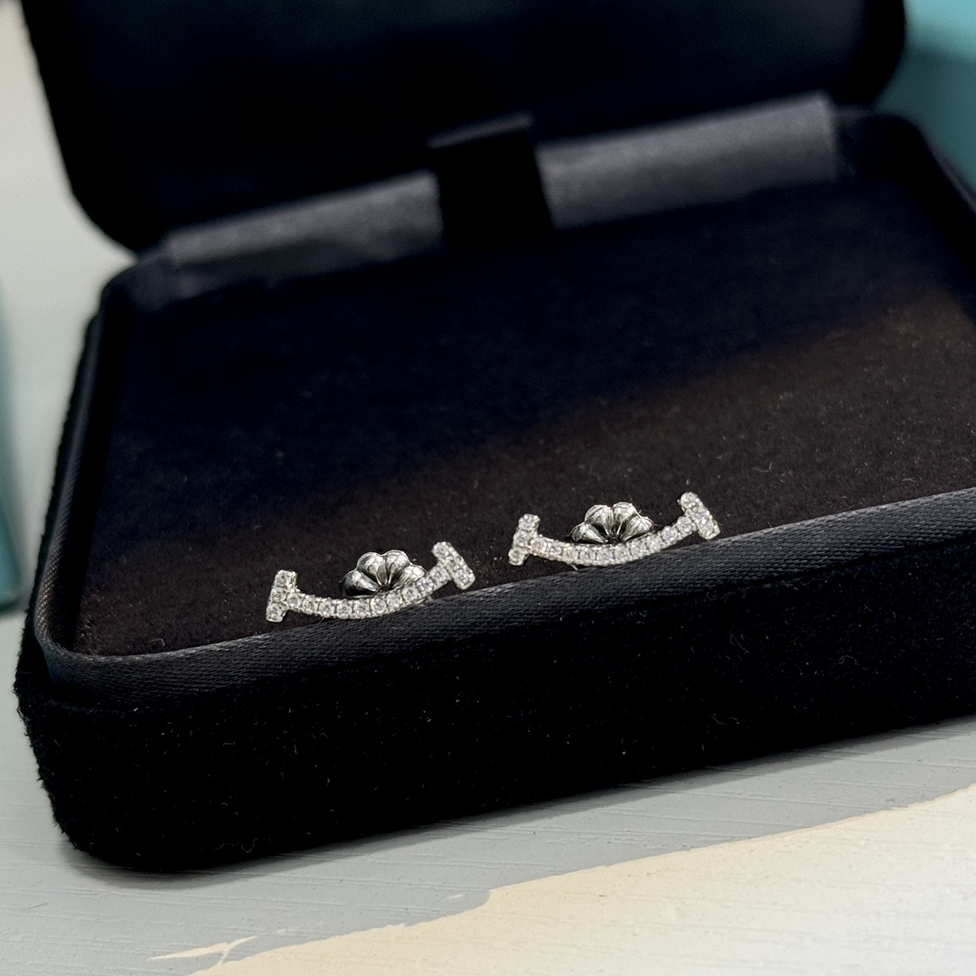 Tiffany & Co. Smile Earrings - DesignerGu