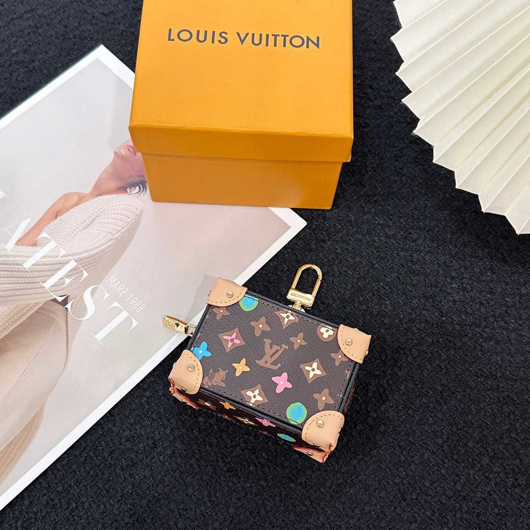 Louis Vuitton Monogram Craggy Trunk Key Holder and Bag Charm   M01943 - DesignerGu