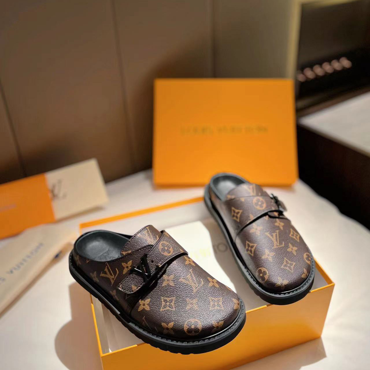 Louis Vuitton LV Easy Mule    1A8WIB - DesignerGu