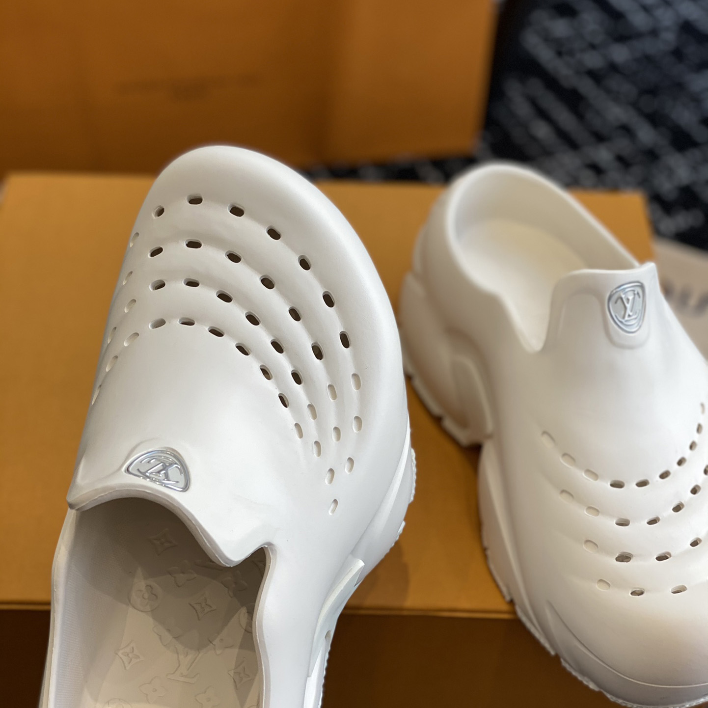 Louis Vuitton LV Shark Clog    - DesignerGu